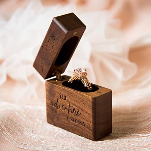 MUUJEE The Adventure Begins Тънка Кутия за Годежни Пръстени - Дървена Кутия за пръстени с Гравирани за Сватбената