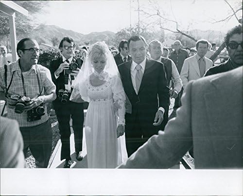 Реколта снимка на Нанси Синатра с баща Франк Синтра в деня на сватбата си.