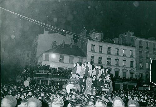 Реколта картина на хората, събрали се по пътищата през нощта в шоуто на Джони Холидея.Снимка е направена на 26 юни 1963 г.